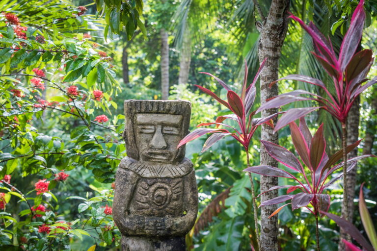 Eingeborenenstatue im tropischen exotischen Dschungelgarten in Tayrona Kolumbien Südamerika