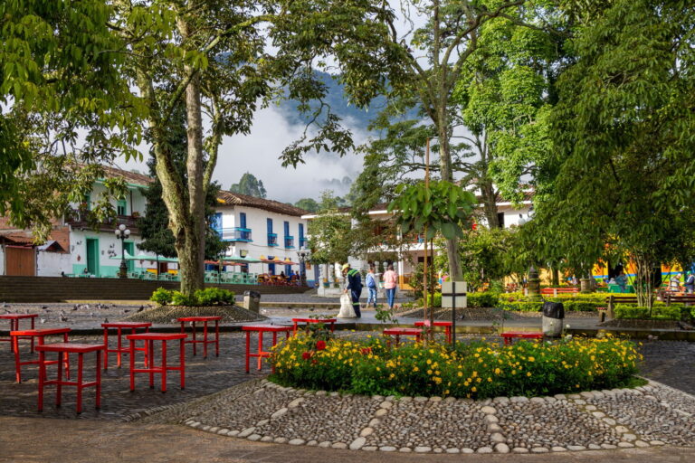 Parque Principal (Hauptplatz) von Jardin (Jardín) mit einem schönen Morgenlicht. Grüne Bäume. Kolumbien.