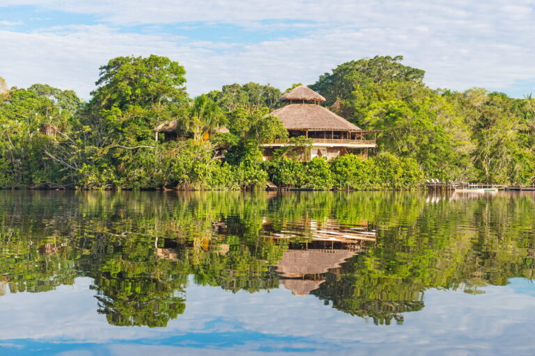 Dschungel-Lodge am Amazonas-Fluss. Die Nebenflüsse des Amazonas durchqueren die Länder Guyana, Ecuador, Peru, Brasilien, Kolumbien, Venezuela und Bolivien.